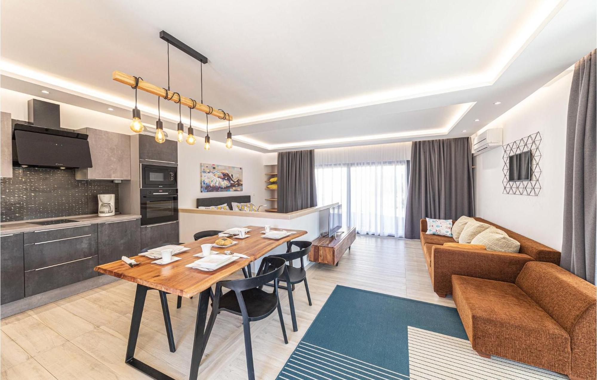 5 Bedroom Cozy Home In Okrug Donji Donji Okrug Exterior foto