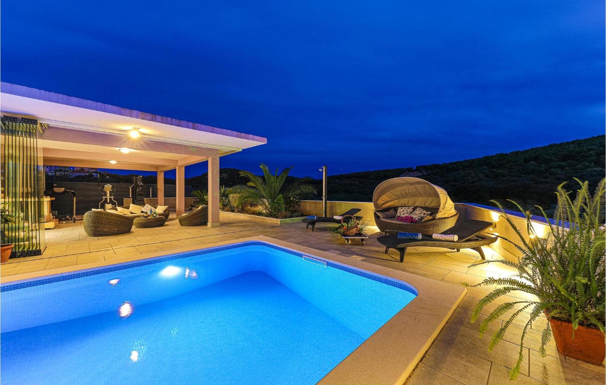 5 Bedroom Cozy Home In Okrug Donji Donji Okrug Exterior foto