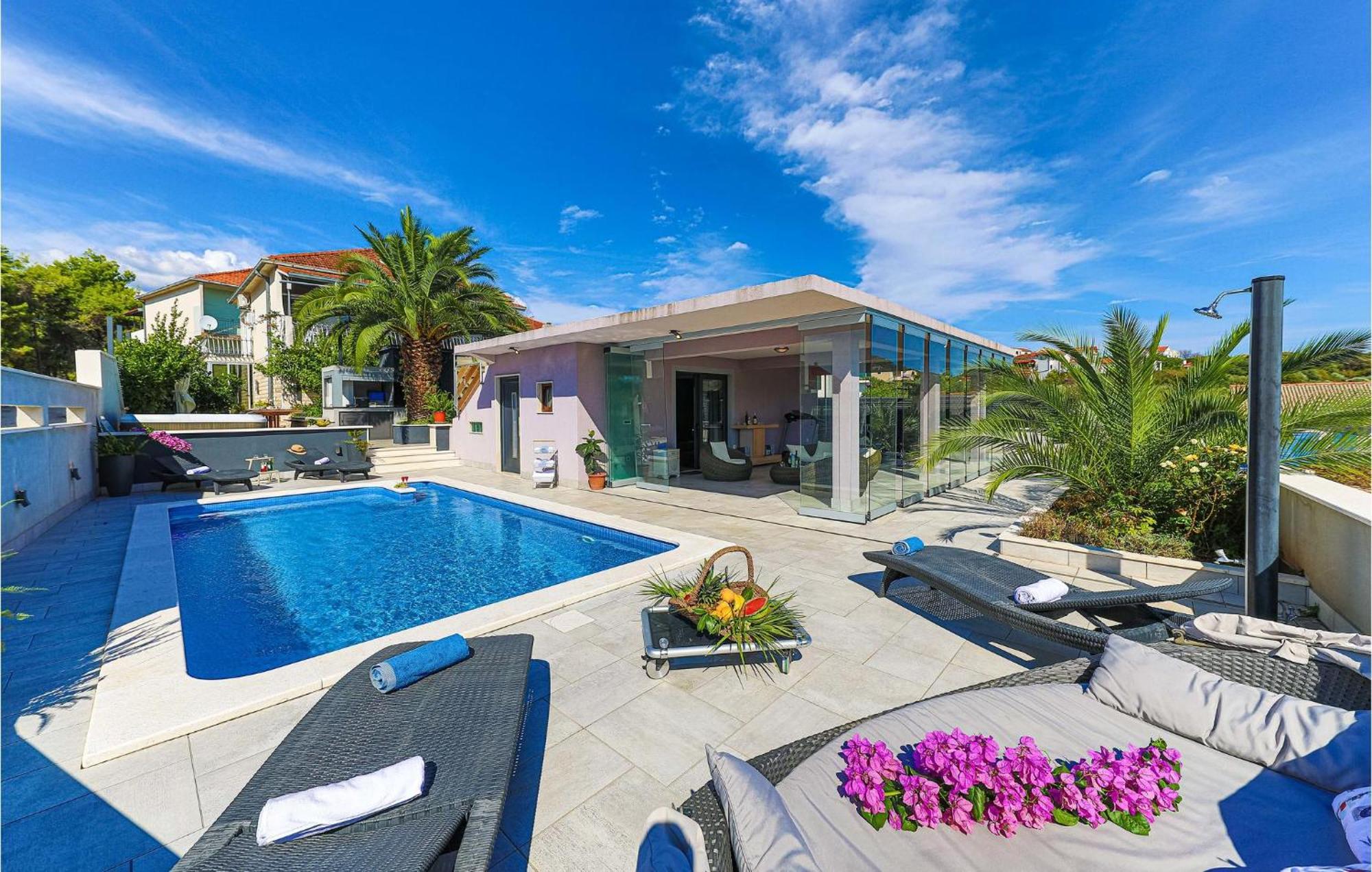 5 Bedroom Cozy Home In Okrug Donji Donji Okrug Exterior foto