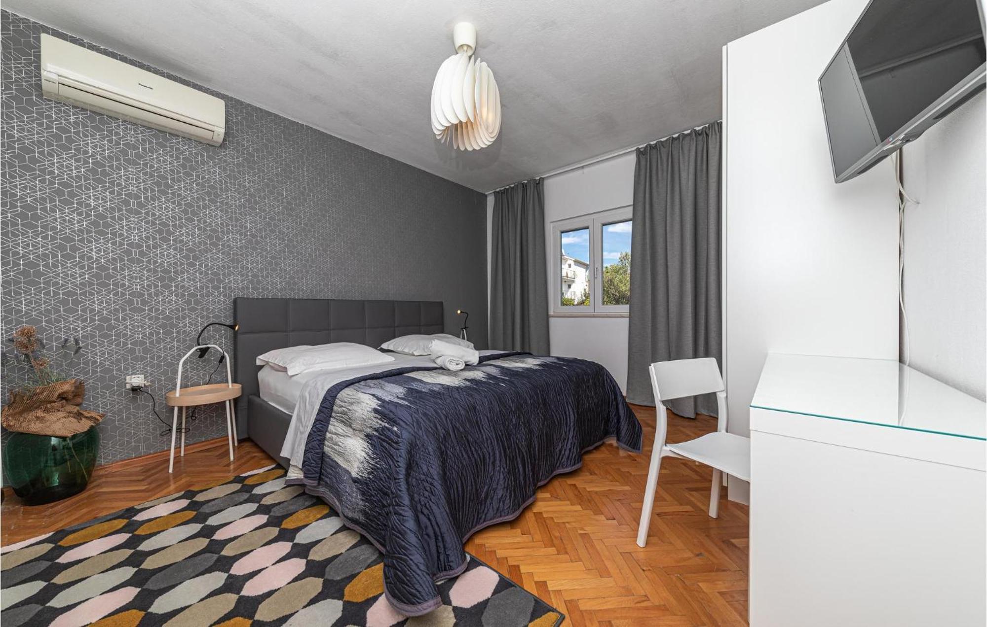 5 Bedroom Cozy Home In Okrug Donji Donji Okrug Exterior foto