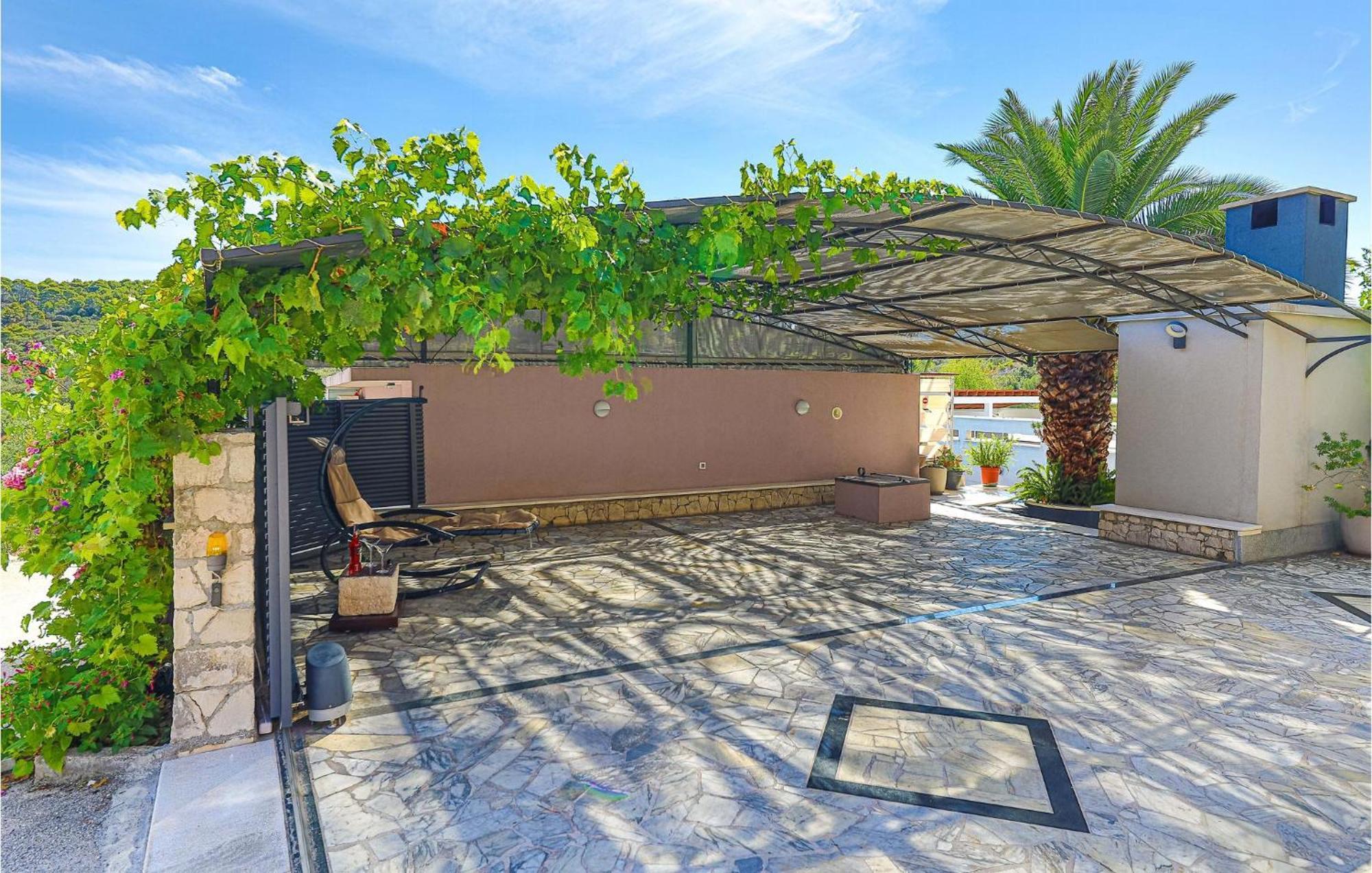 5 Bedroom Cozy Home In Okrug Donji Donji Okrug Exterior foto