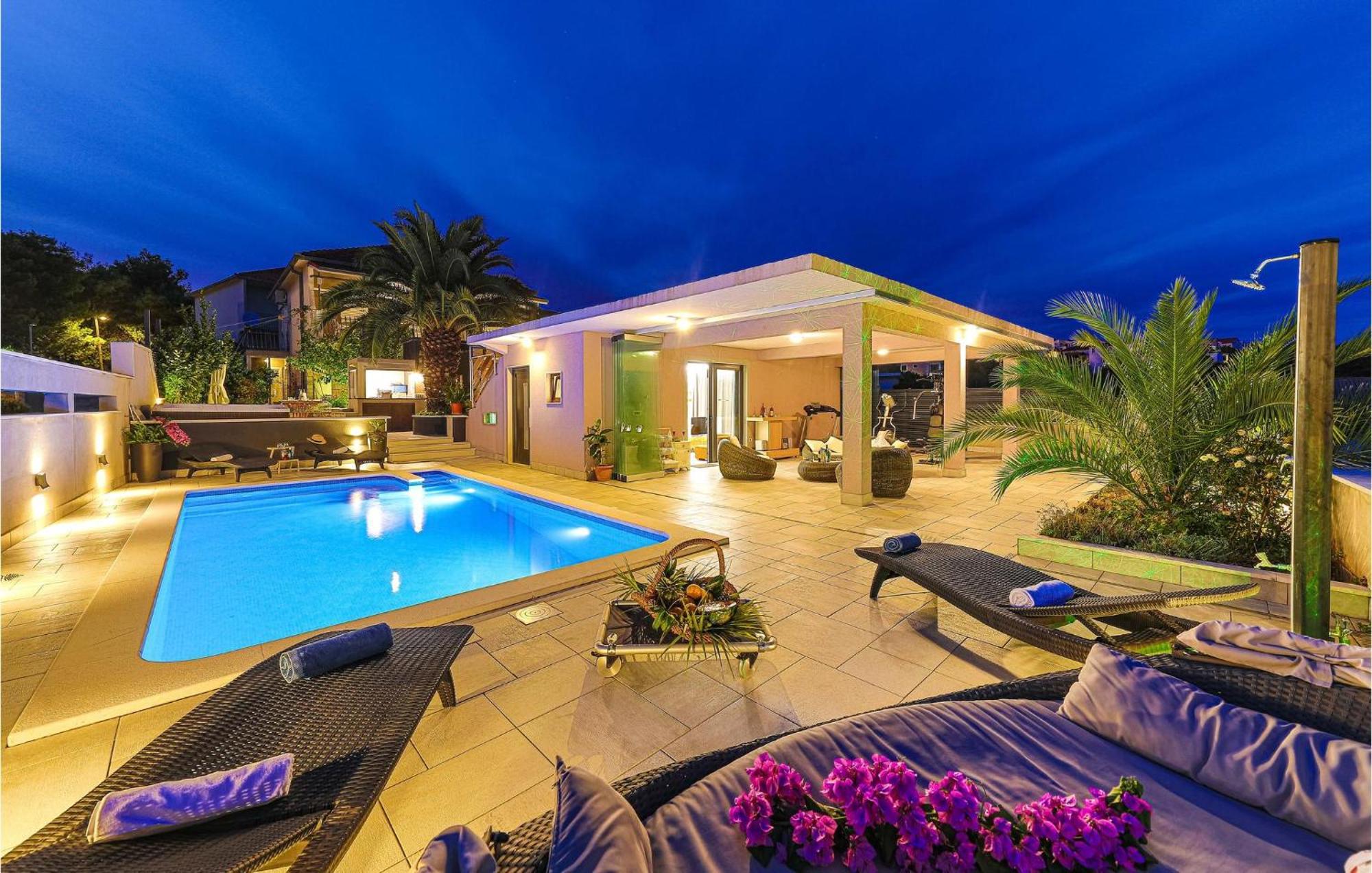 5 Bedroom Cozy Home In Okrug Donji Donji Okrug Exterior foto