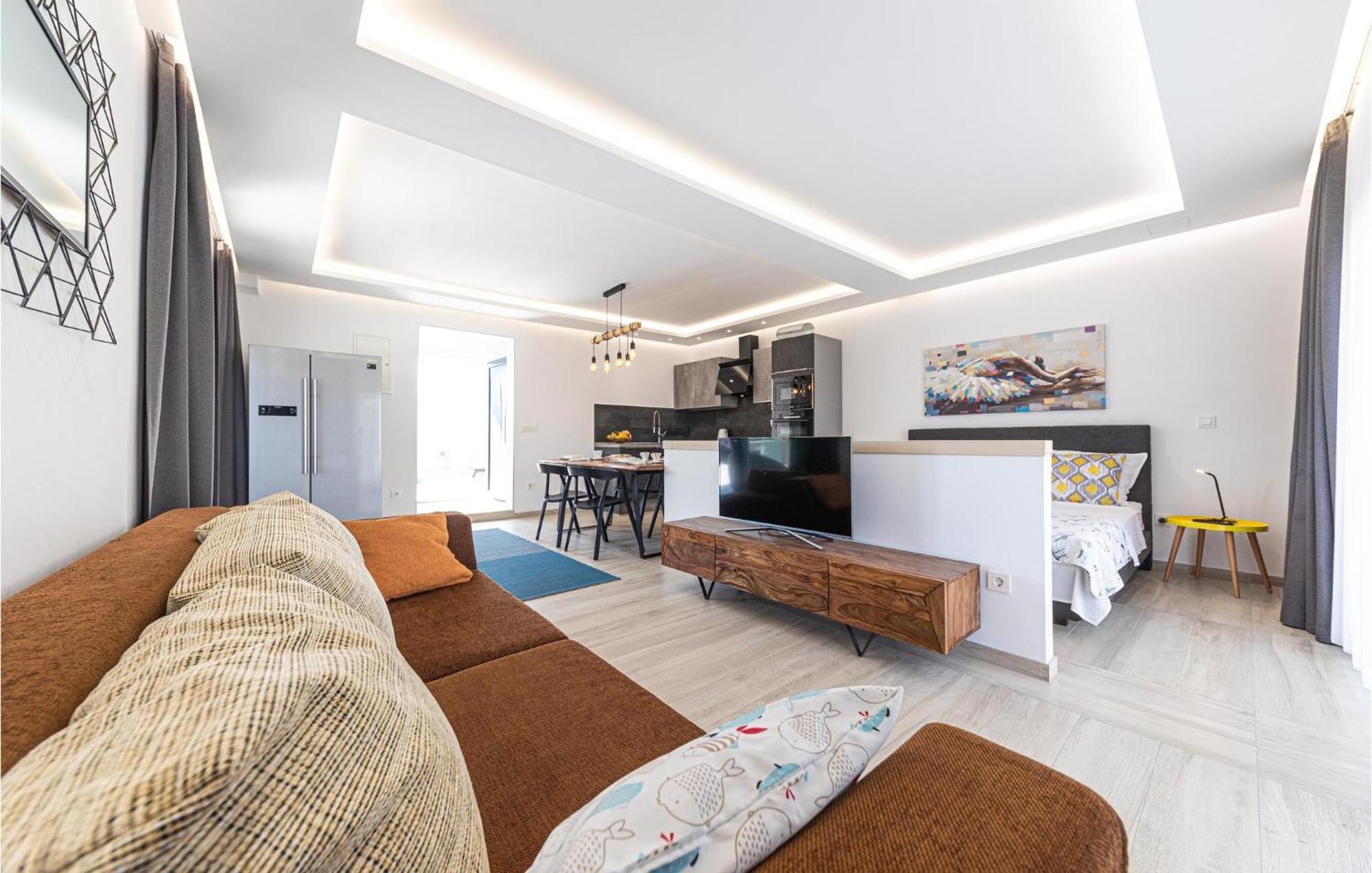 5 Bedroom Cozy Home In Okrug Donji Donji Okrug Exterior foto