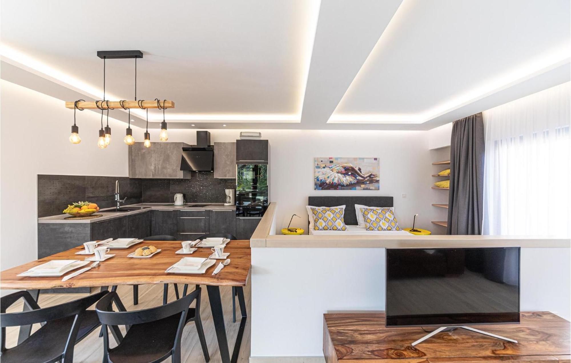 5 Bedroom Cozy Home In Okrug Donji Donji Okrug Exterior foto