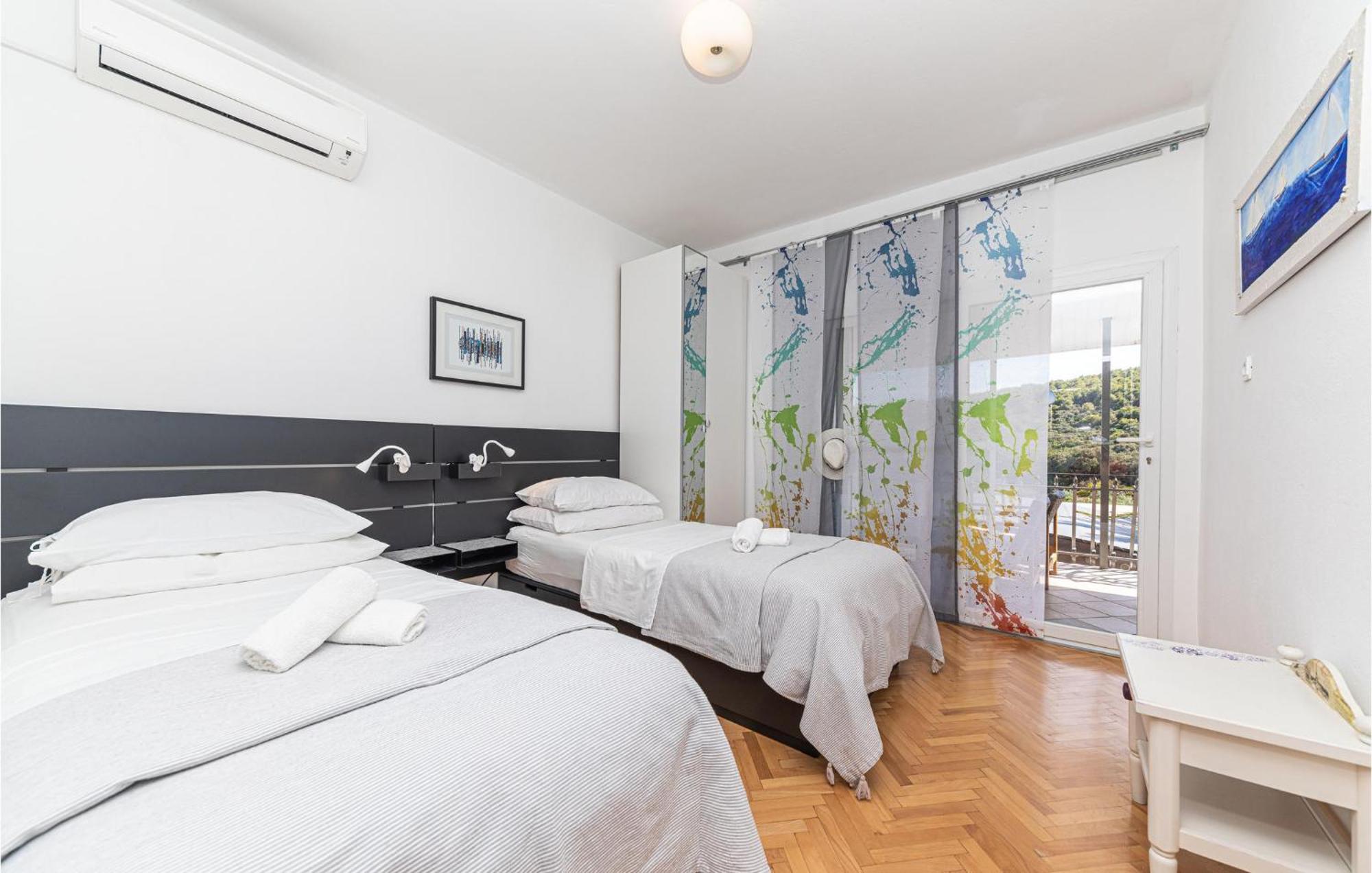 5 Bedroom Cozy Home In Okrug Donji Donji Okrug Exterior foto
