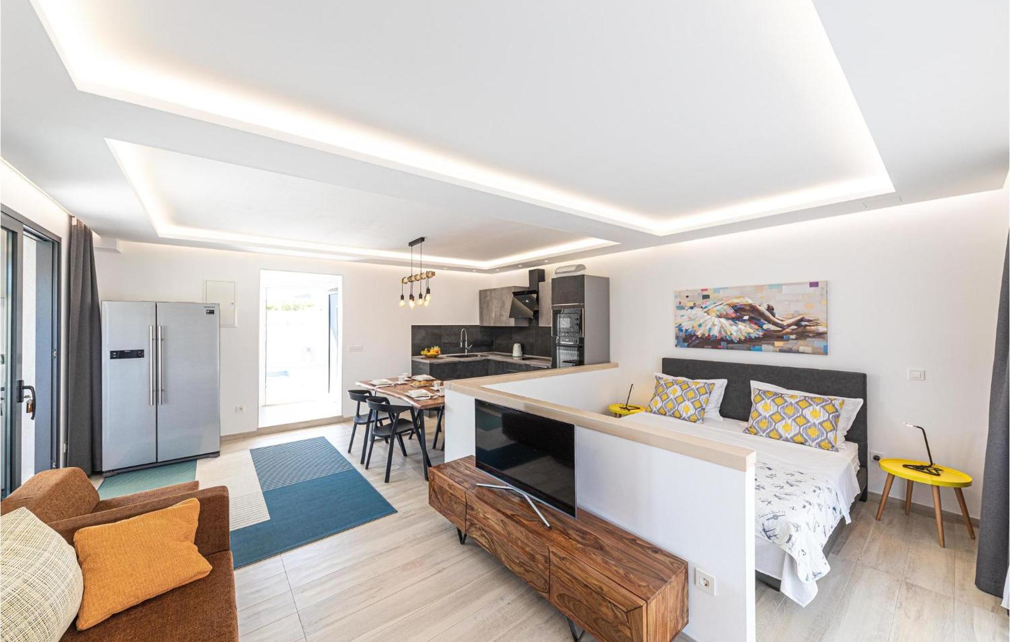 5 Bedroom Cozy Home In Okrug Donji Donji Okrug Exterior foto