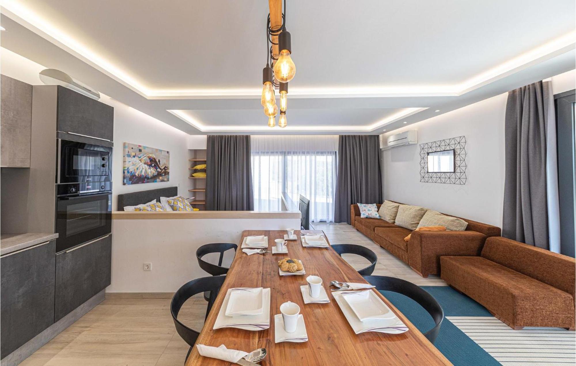 5 Bedroom Cozy Home In Okrug Donji Donji Okrug Exterior foto