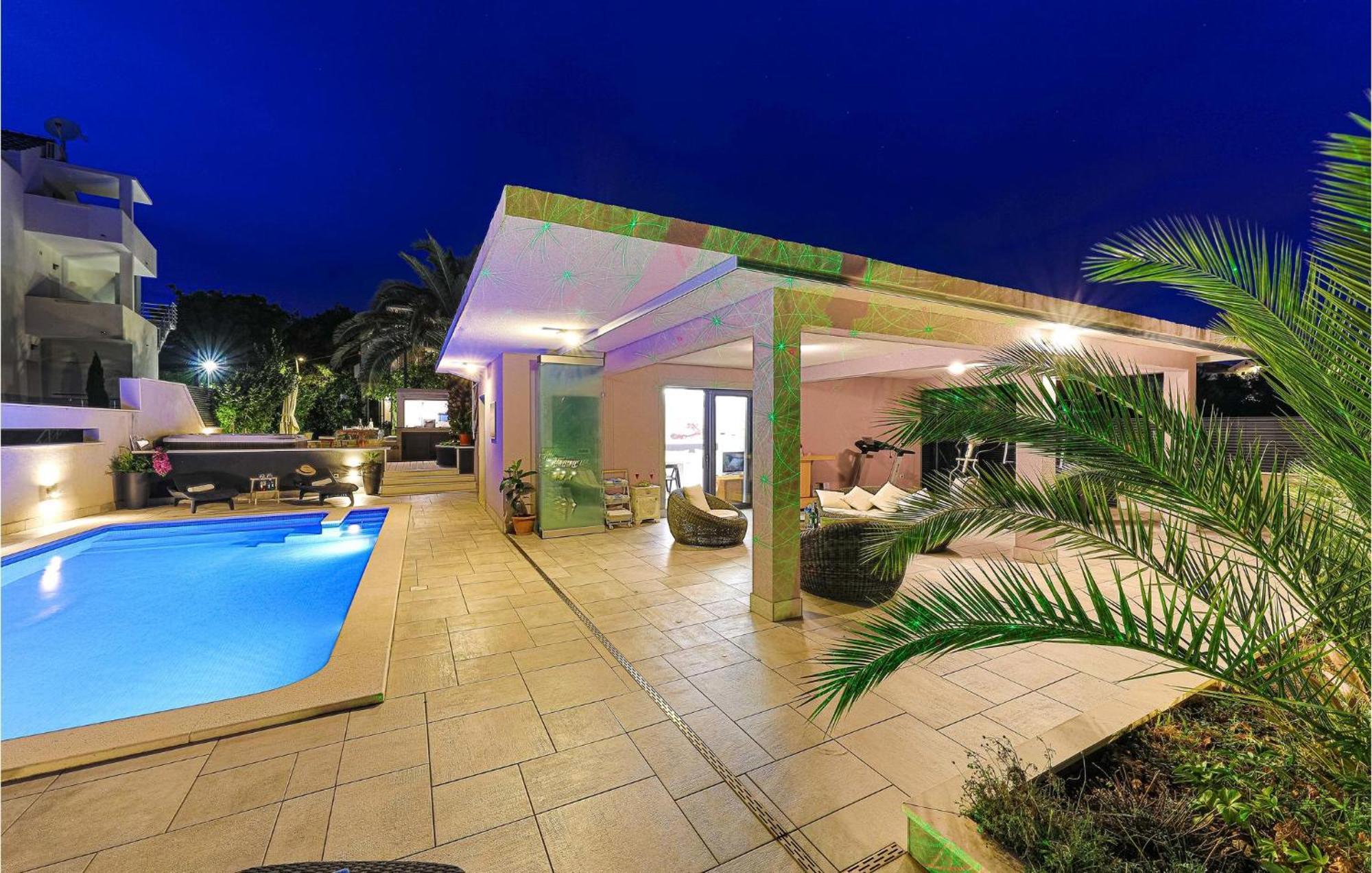 5 Bedroom Cozy Home In Okrug Donji Donji Okrug Exterior foto