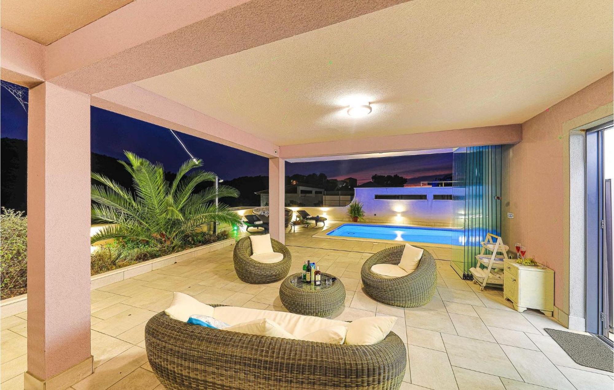 5 Bedroom Cozy Home In Okrug Donji Donji Okrug Exterior foto