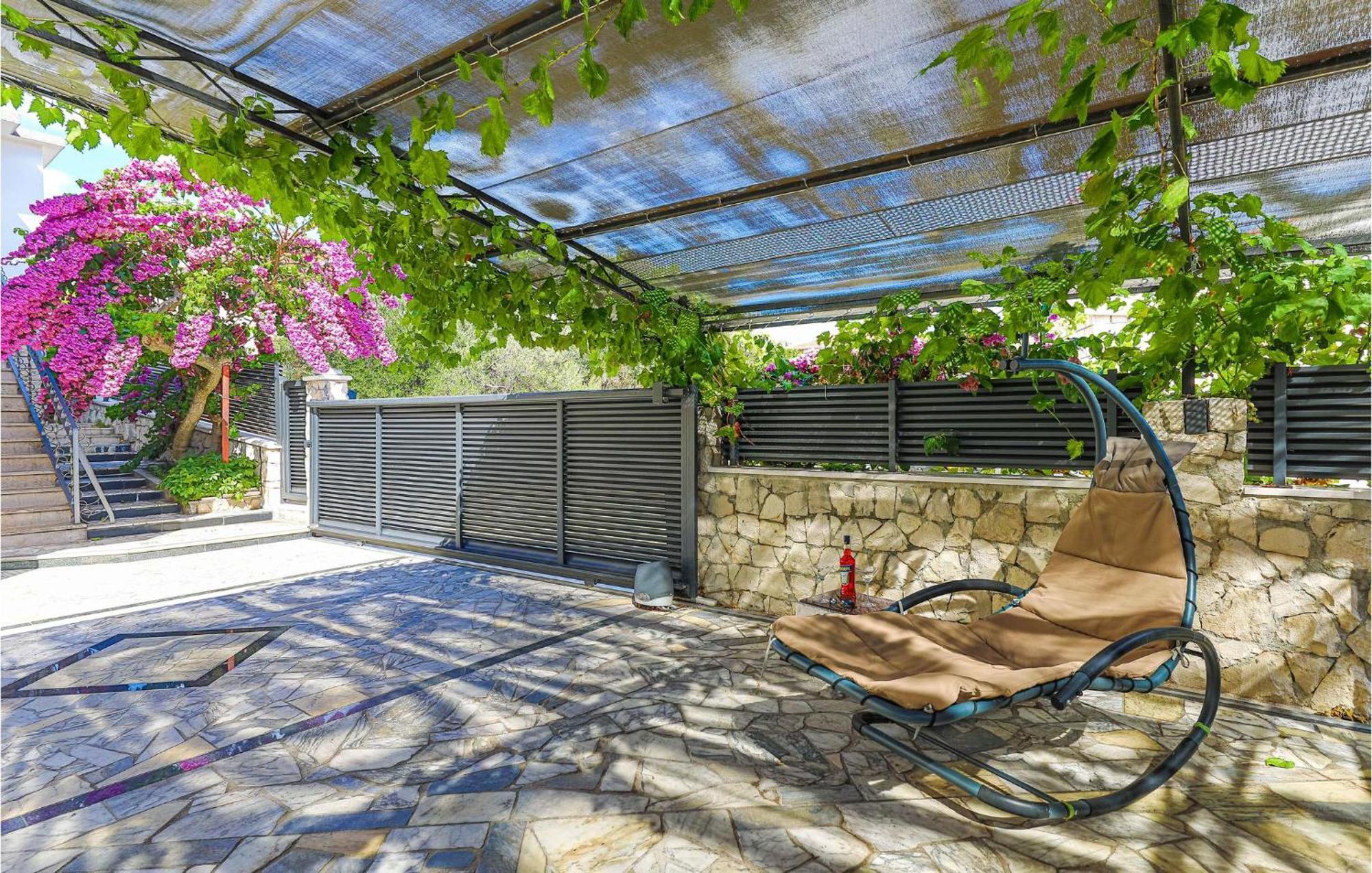 5 Bedroom Cozy Home In Okrug Donji Donji Okrug Exterior foto