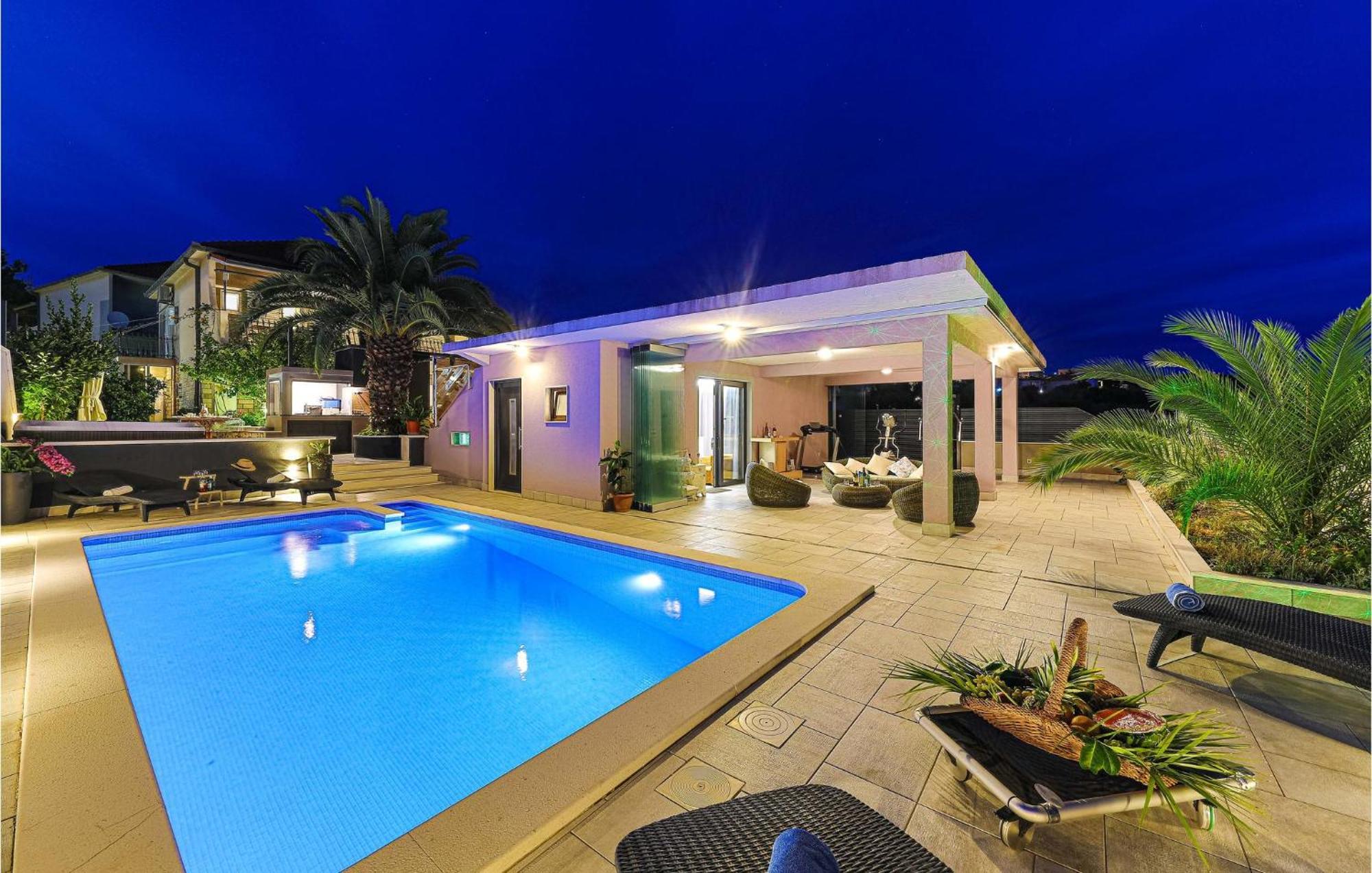 5 Bedroom Cozy Home In Okrug Donji Donji Okrug Exterior foto