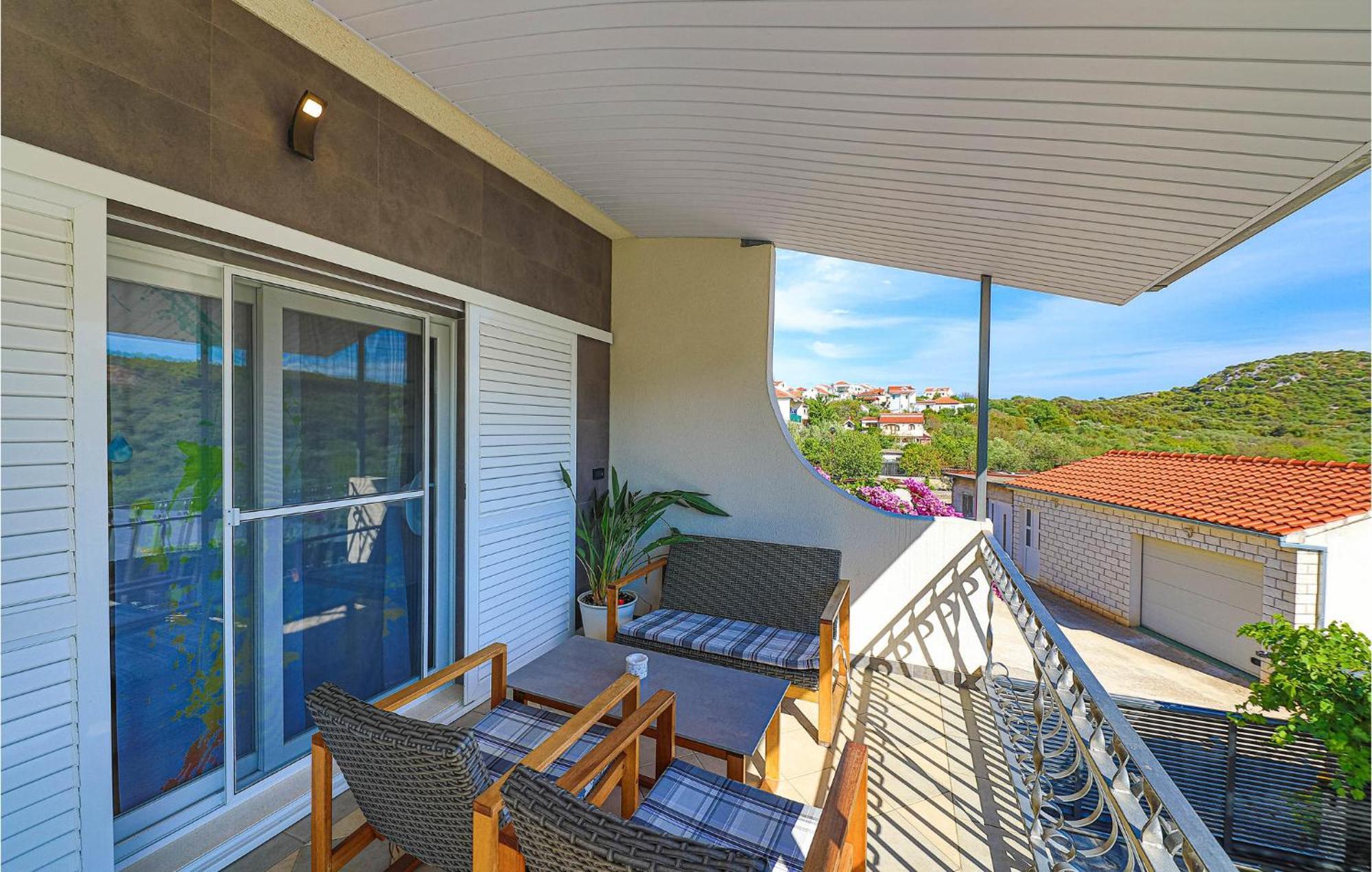 5 Bedroom Cozy Home In Okrug Donji Donji Okrug Exterior foto