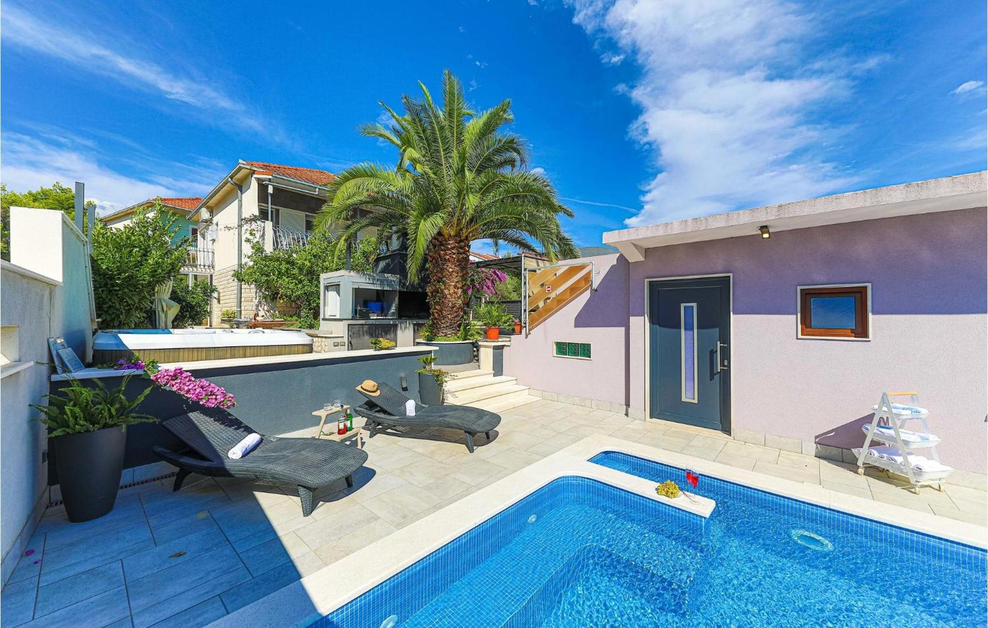 5 Bedroom Cozy Home In Okrug Donji Donji Okrug Exterior foto